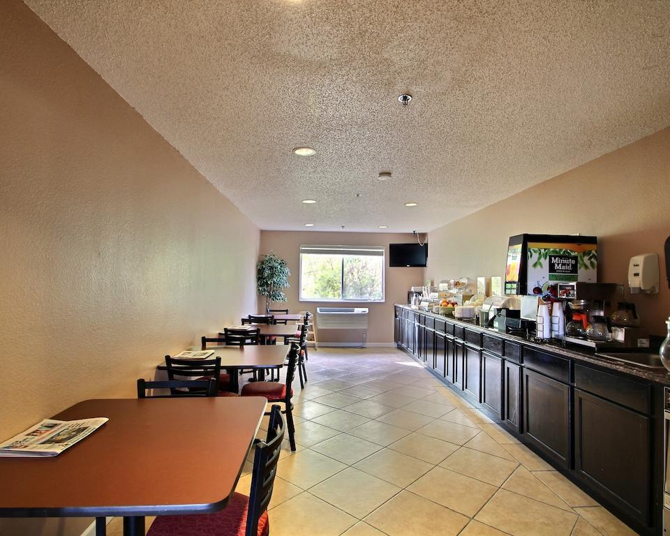 Quality Inn & Suites West Bend Esterno foto