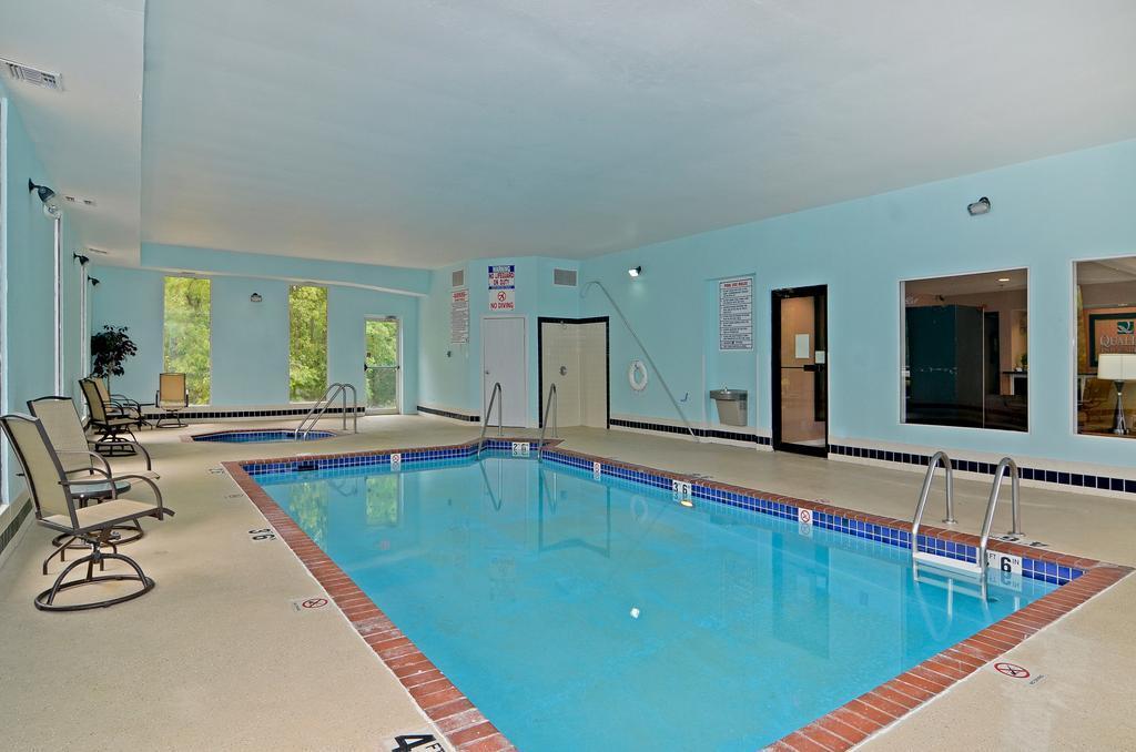 Quality Inn & Suites West Bend Esterno foto