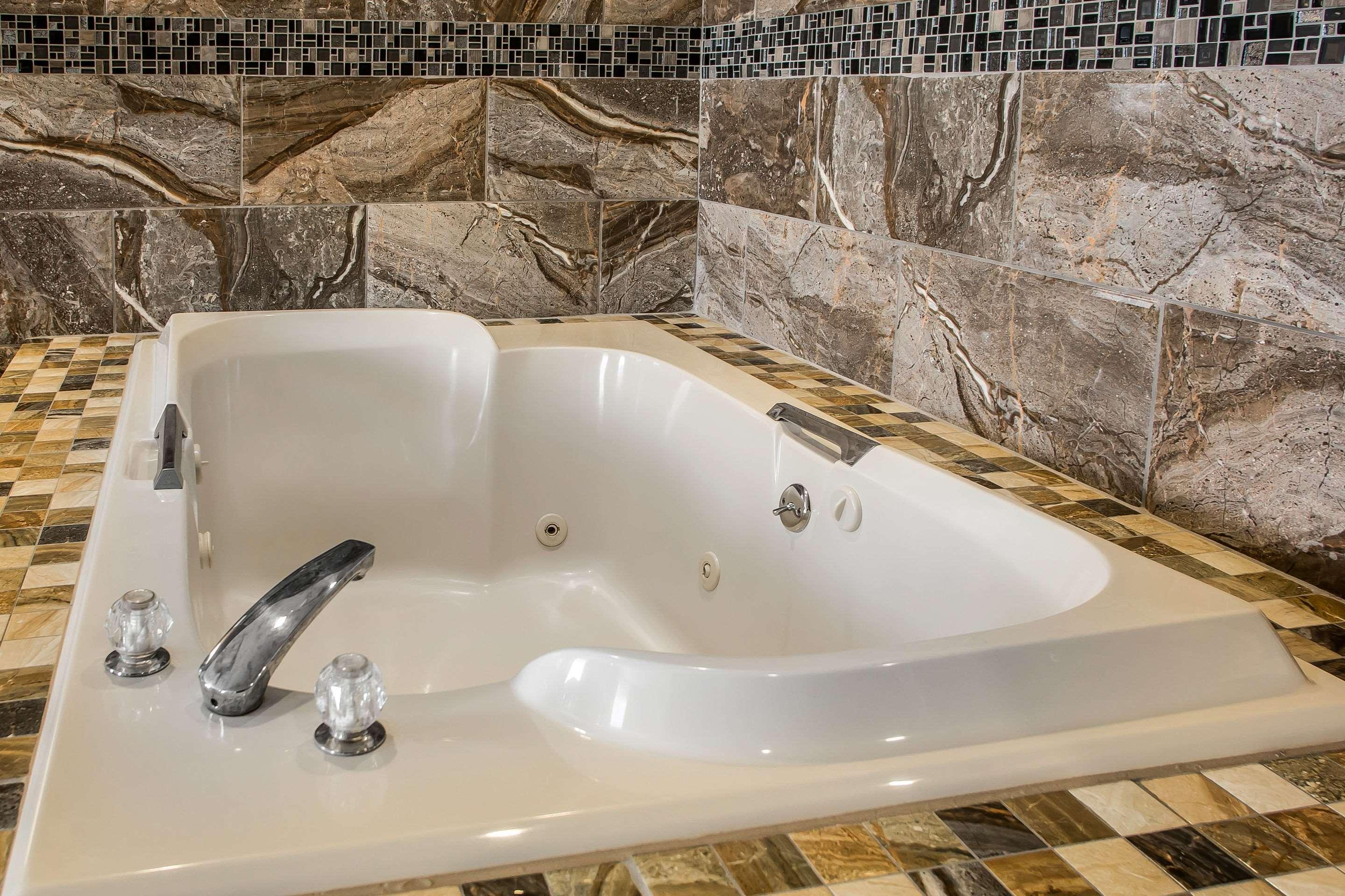 Quality Inn & Suites West Bend Esterno foto