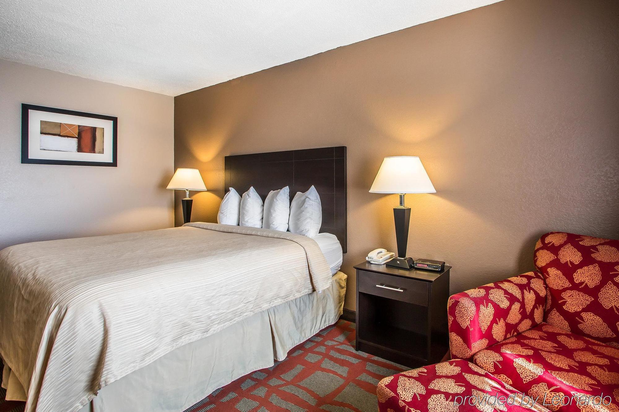 Quality Inn & Suites West Bend Esterno foto