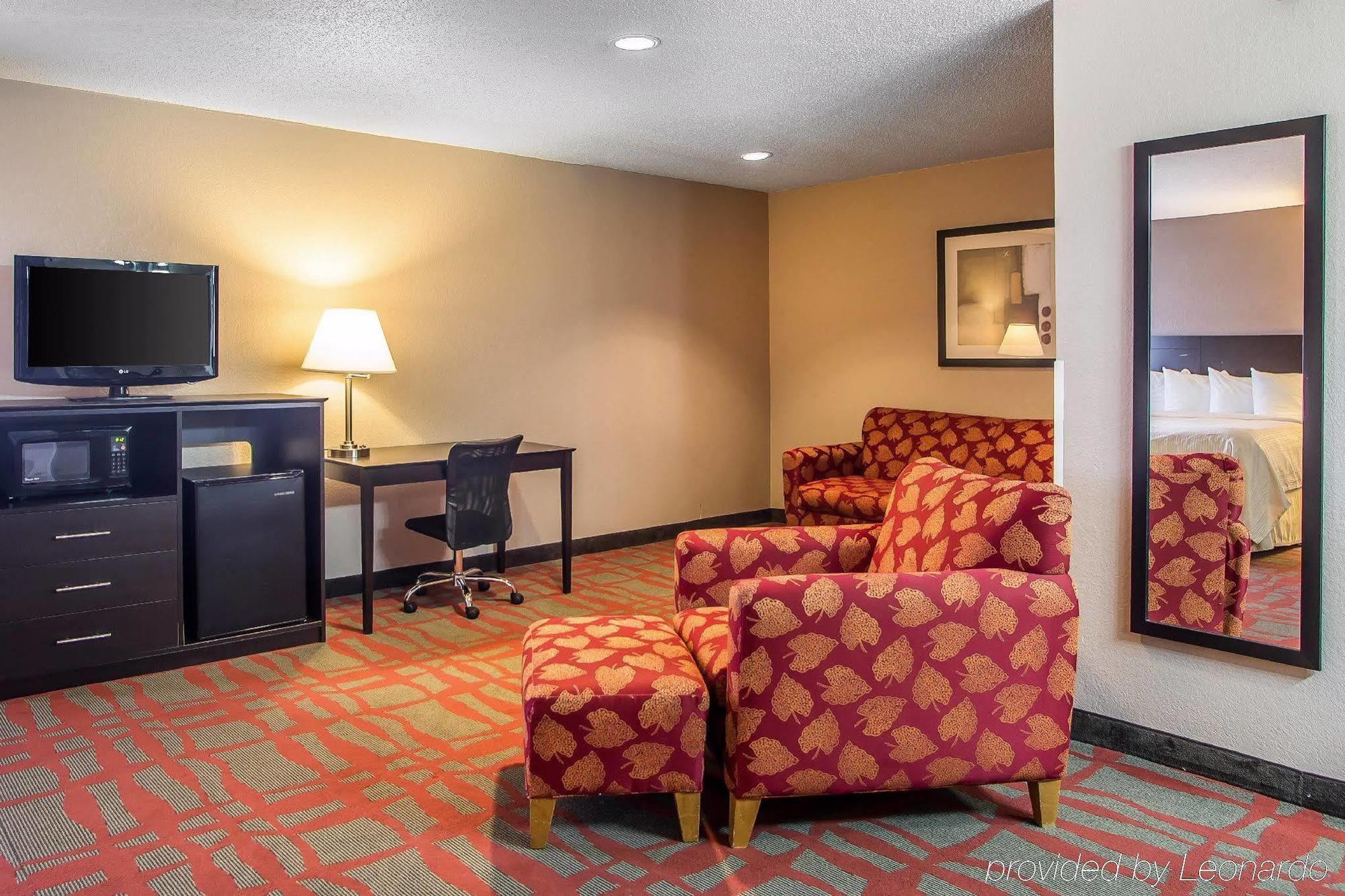Quality Inn & Suites West Bend Esterno foto