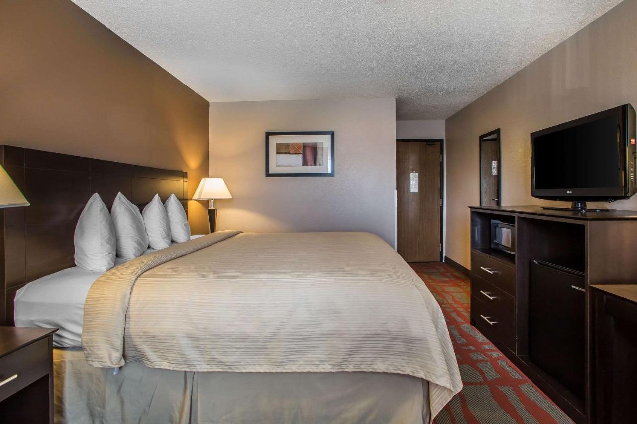 Quality Inn & Suites West Bend Esterno foto
