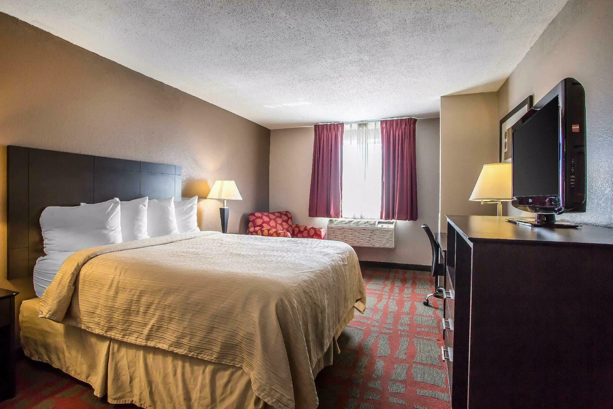 Quality Inn & Suites West Bend Esterno foto